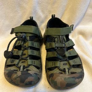 Keen - youth sandals, size 10 camo